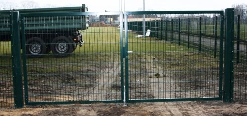 Hochwertiges, 2-flügeliges Tor / Grün beschichtet / Tor-Einbau-Breite